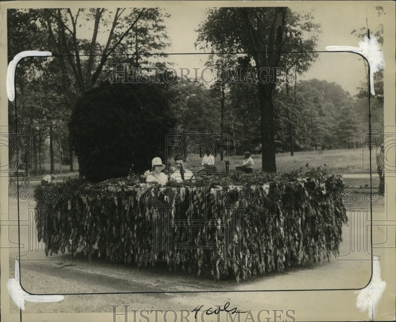 Load image into Gallery viewer, 1929 Press Photo Couple Standing Amid Vines - neo17852
