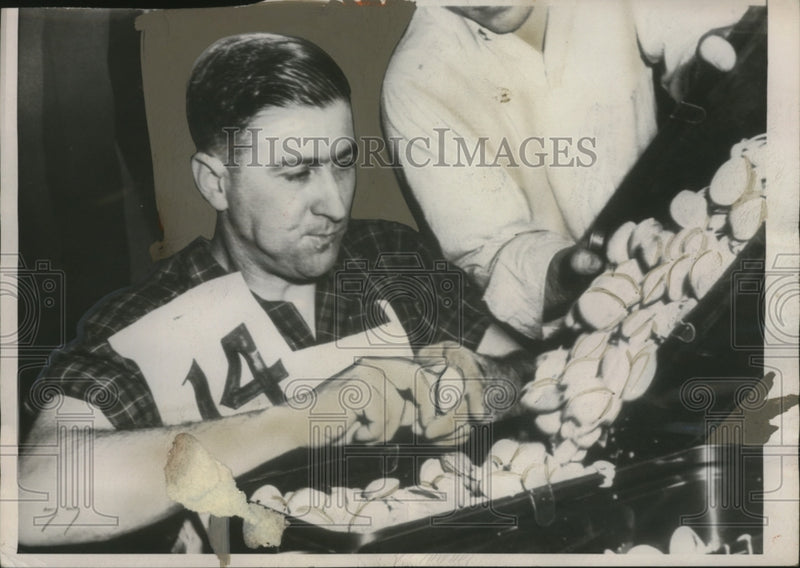 Load image into Gallery viewer, 1950 Press Photo Dick Taylor eats 272 clams in Seattel Washington contest
