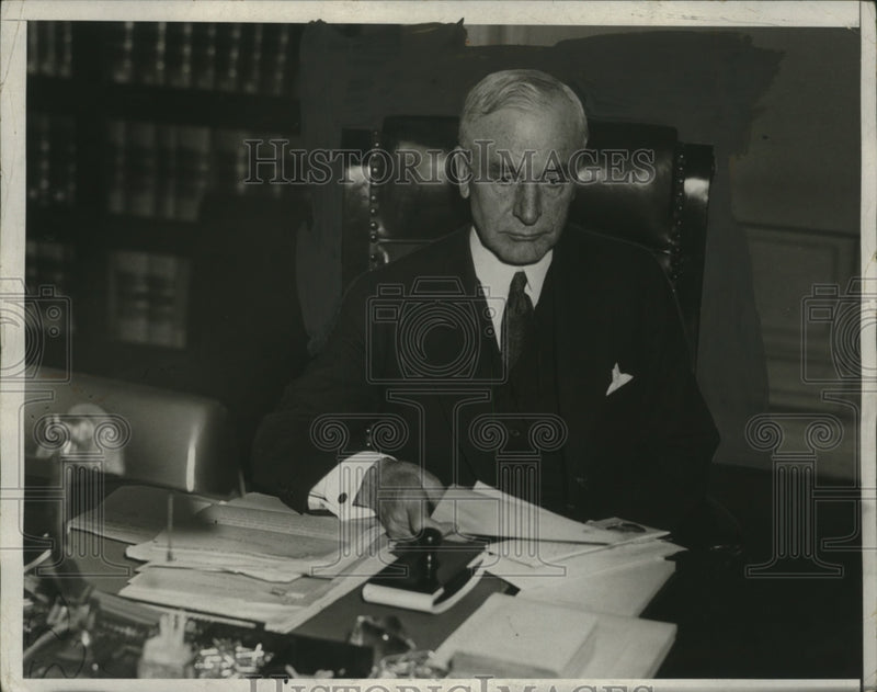 Load image into Gallery viewer, 1933 Press Photo Secretary of State Cordell Hull at his office - neo17952
