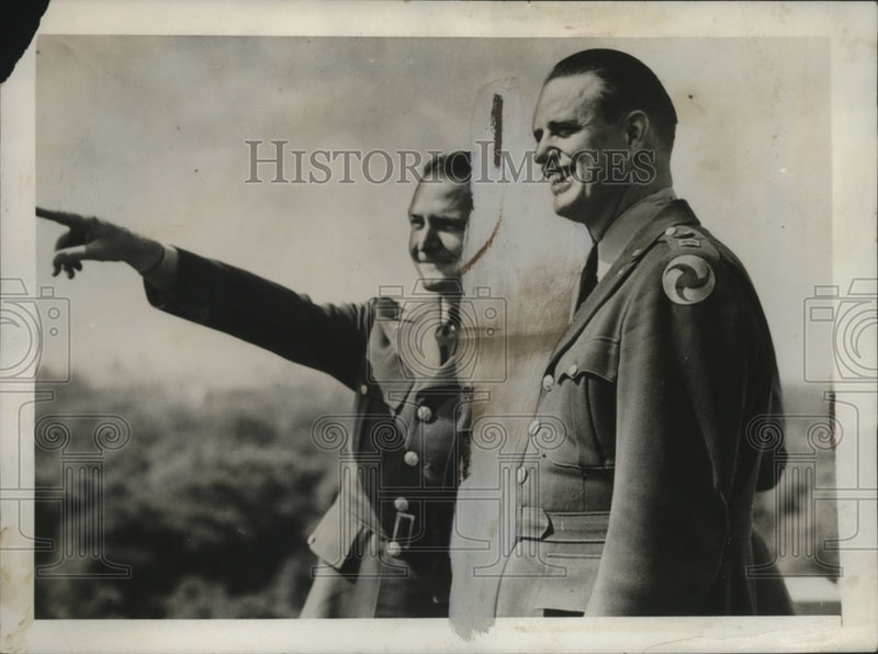 Load image into Gallery viewer, 1941 Press Photo Maj J Hutchinson, Elliott Roosevelt Presidents son in London
