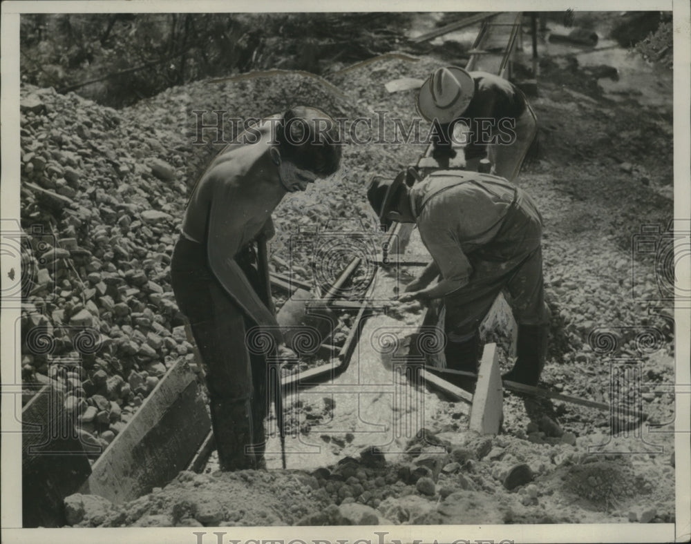 1933 Press Photo of Three Men Looking for Gold in a creek in Sonorn, California