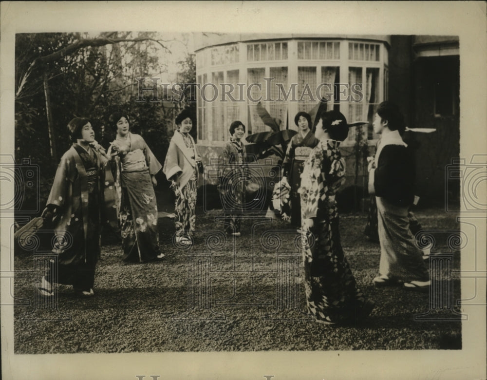 1929 Press Photo Girls Playing Hanetsuki, Japanese New Year - neo18166