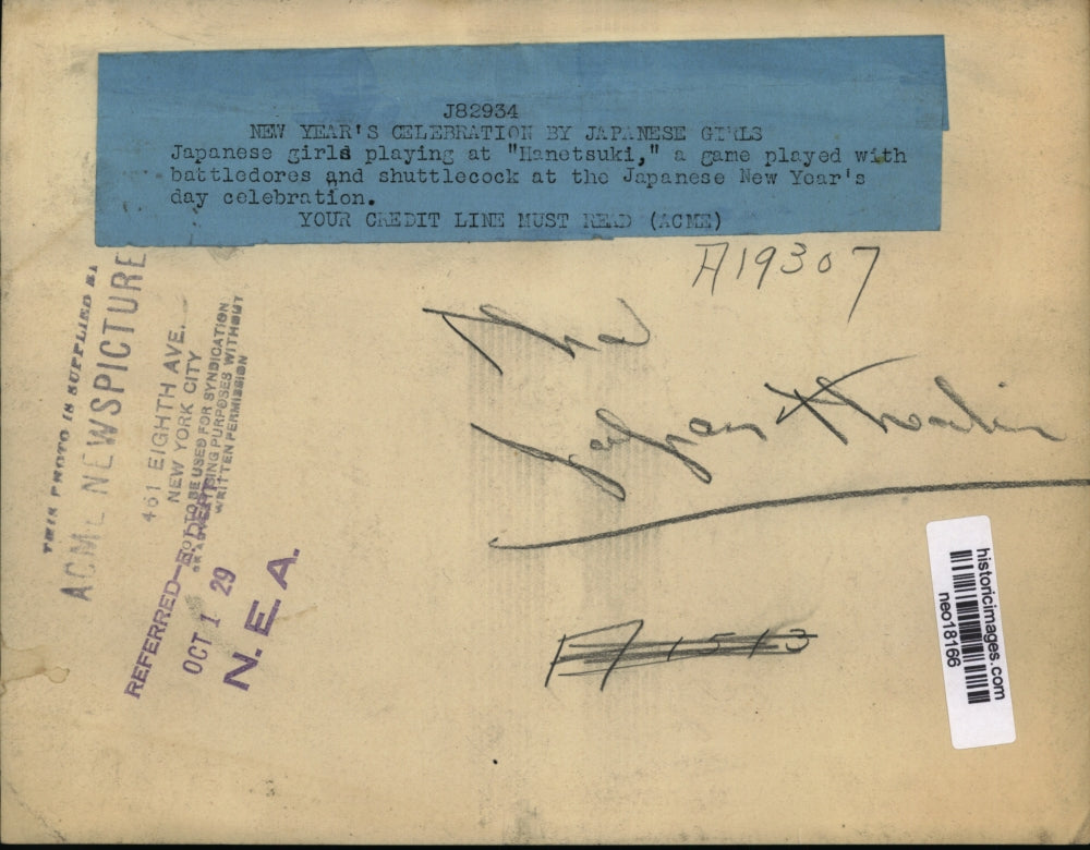 1929 Press Photo Girls Playing Hanetsuki, Japanese New Year - neo18166