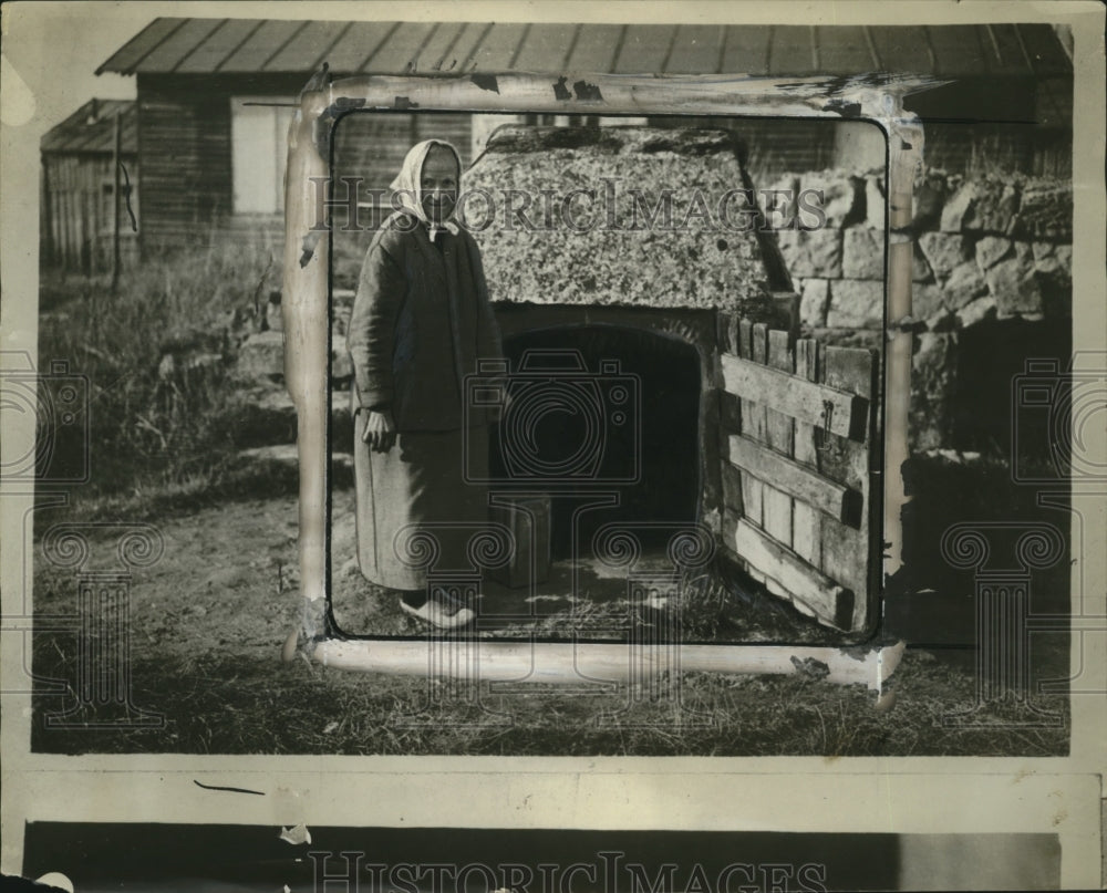 1927 Press Photo Madame Quenol, Refugee in Cave Near La Catalet, France- Historic Images