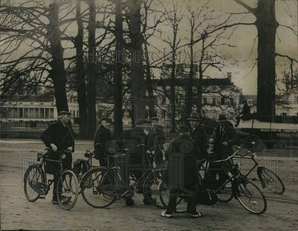 1938 Press Photo Dutch Workers at Soestdijk Palace for Princess Juliana's Baby