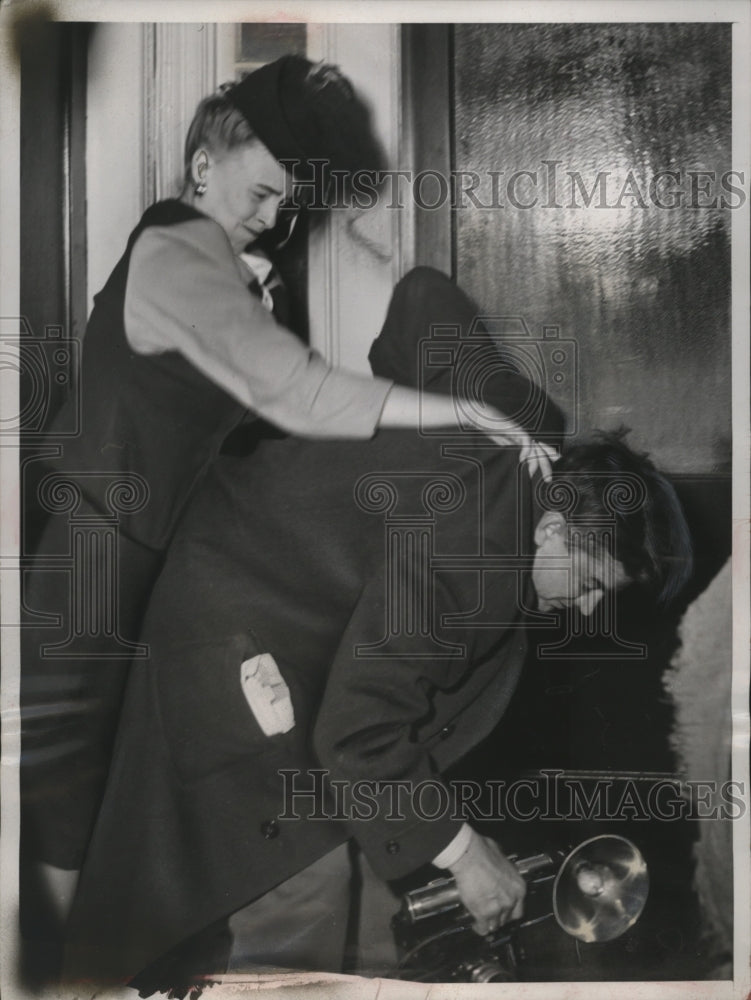 1947 Press Photo Jane Bacon Attacking Borry Clark in Washington, D.C.