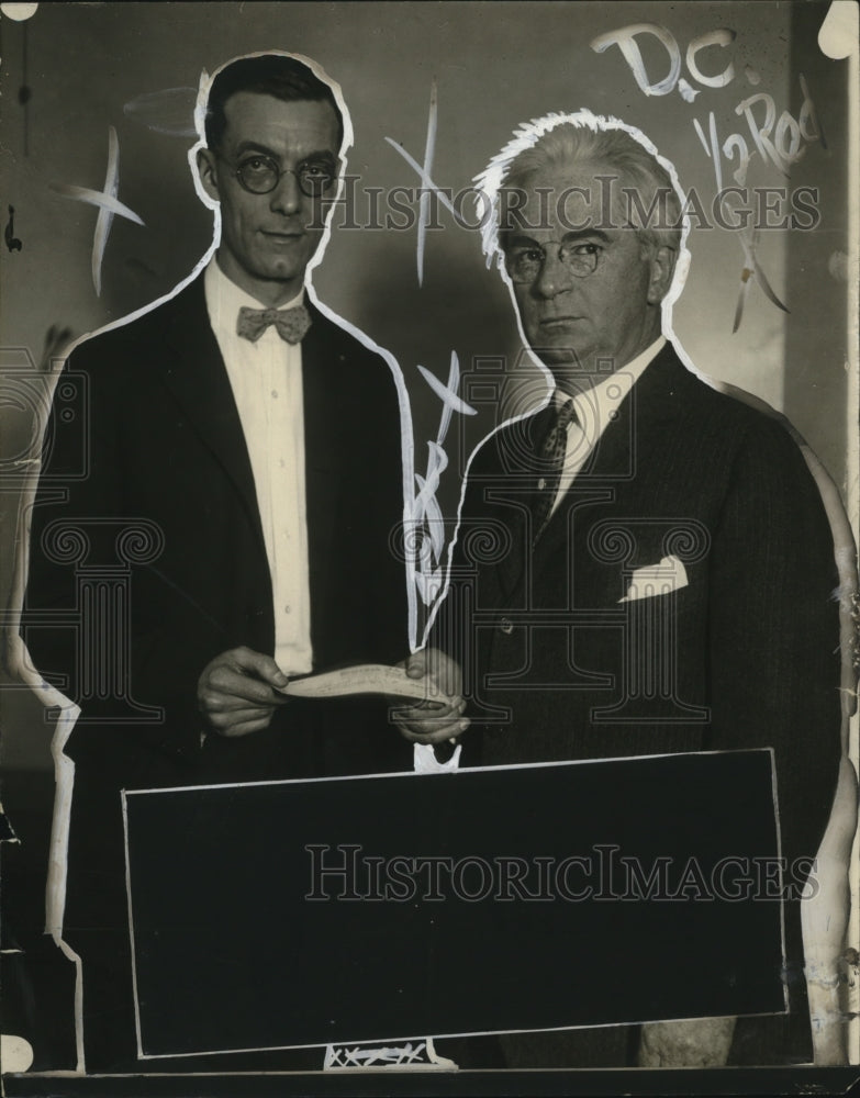 1924 Press Photo E.W. Young Given Essay Prize Check by W.H. Seely - neo18437
