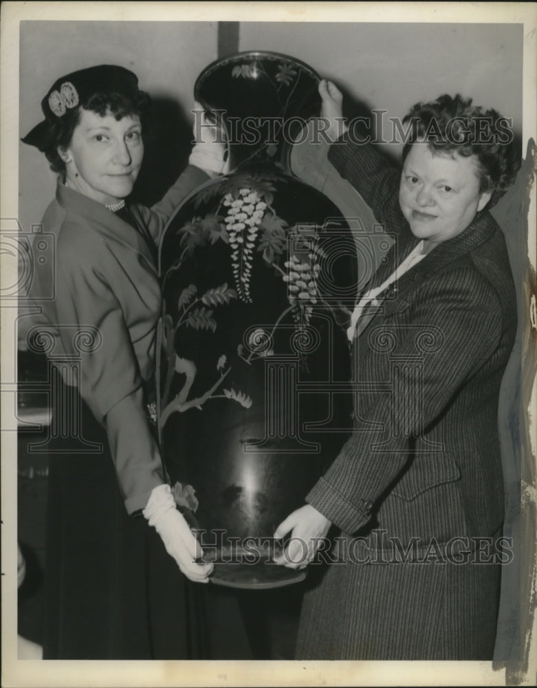 Load image into Gallery viewer, 1950 Press Photo Mrs. Kelvin Smith &amp; Mrs. R. Henry Norweb Holding Vase
