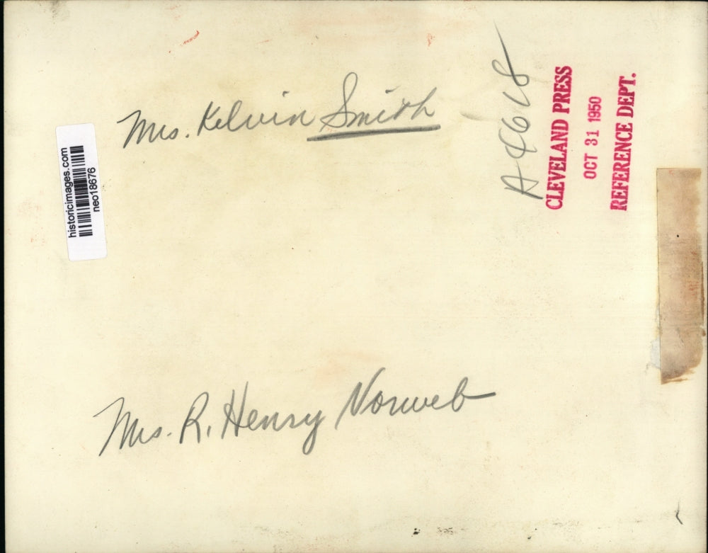 1950 Press Photo Mrs. Kelvin Smith & Mrs. R. Henry Norweb Holding Vase