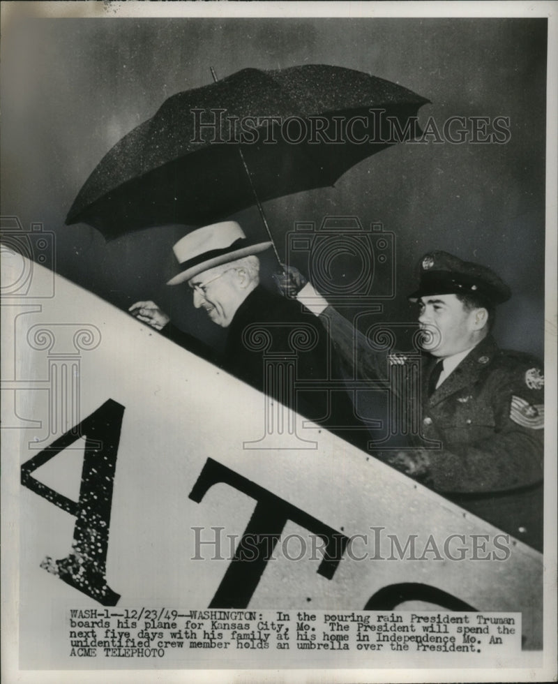Load image into Gallery viewer, 1949 Press Photo President Harry S. Truman Boarding Plane for Kansas City
