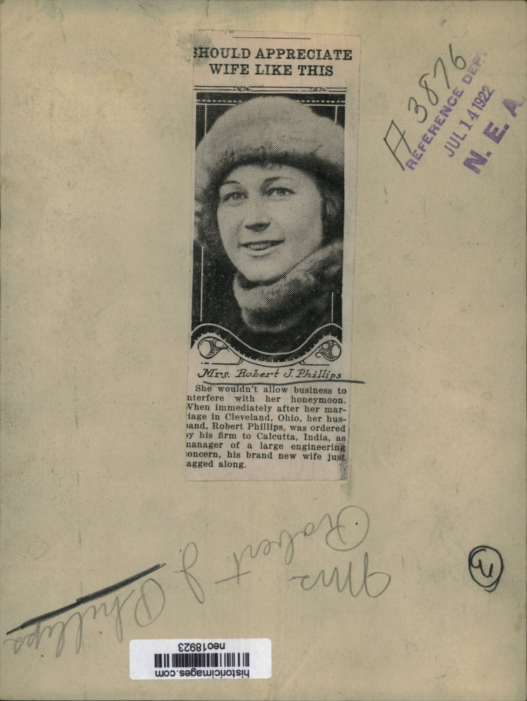 Load image into Gallery viewer, 1922 Press Photo Mrs. Robert J. Phillips, Husband Ordered to Calcutta, india
