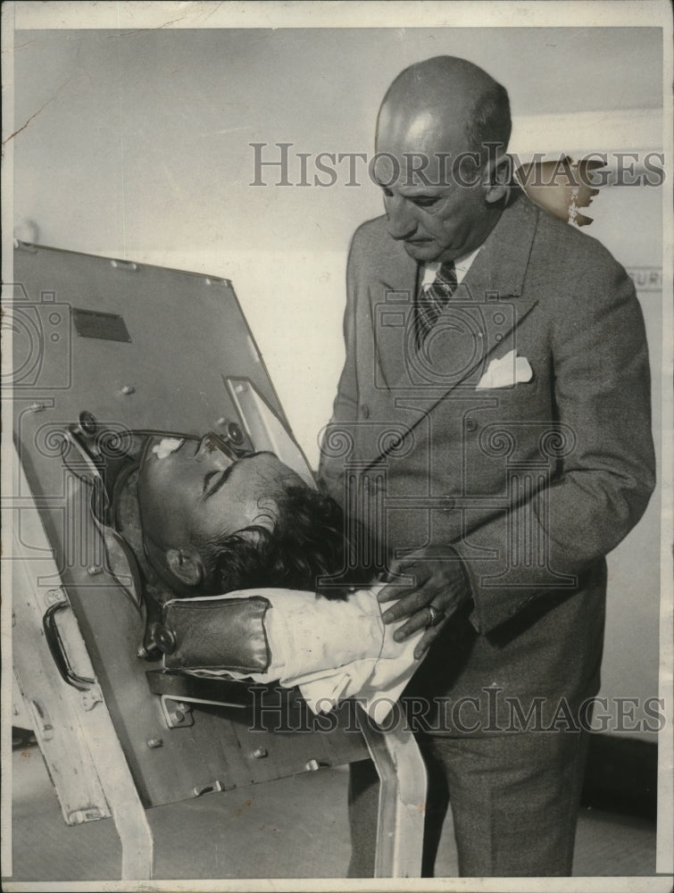 1932 Press Photo Dr. J.E. Gregory Testing Cyanide Antidote on Cuthbert Riley