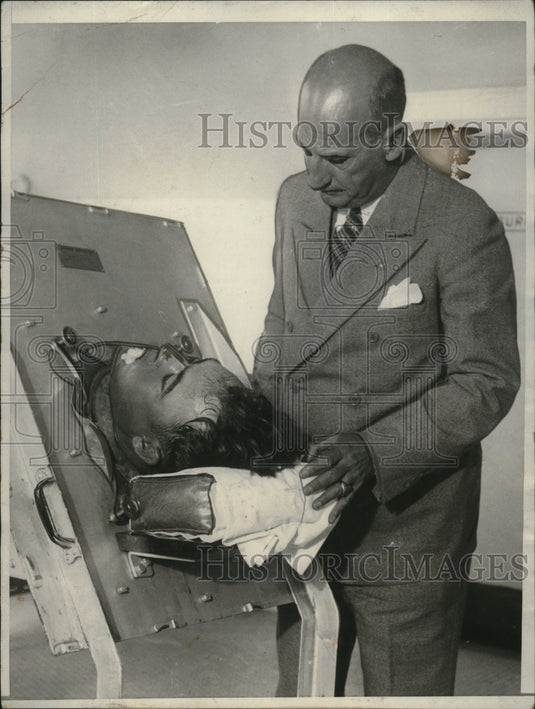 1932 Press Photo Dr. J.E. Gregory Testing Cyanide Antidote on Cuthbert Riley
