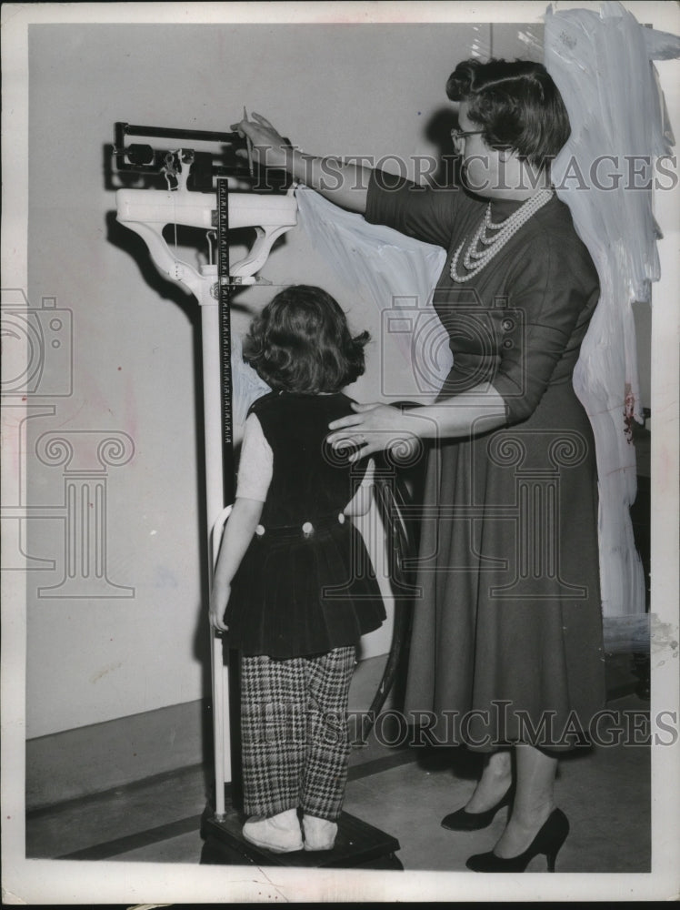 1958 Press Photo Klara Bauer Measured by Dale Clark on Scale - neo19018