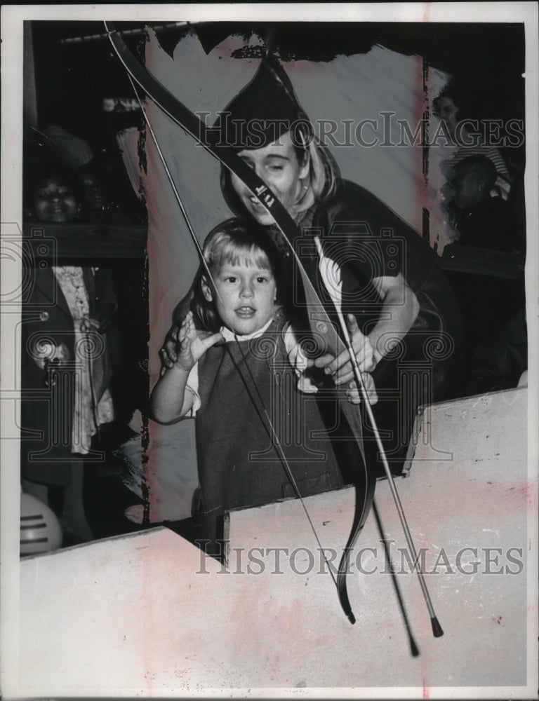 Press Photo Denise Penn & Sandy Horton at archery in Cleveland Ohio - neo19022