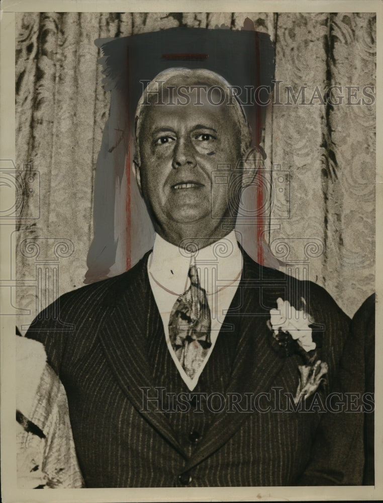 Load image into Gallery viewer, 1934 Press Photo Mr Brownen in suit wih flower in his lapel - neo19076
