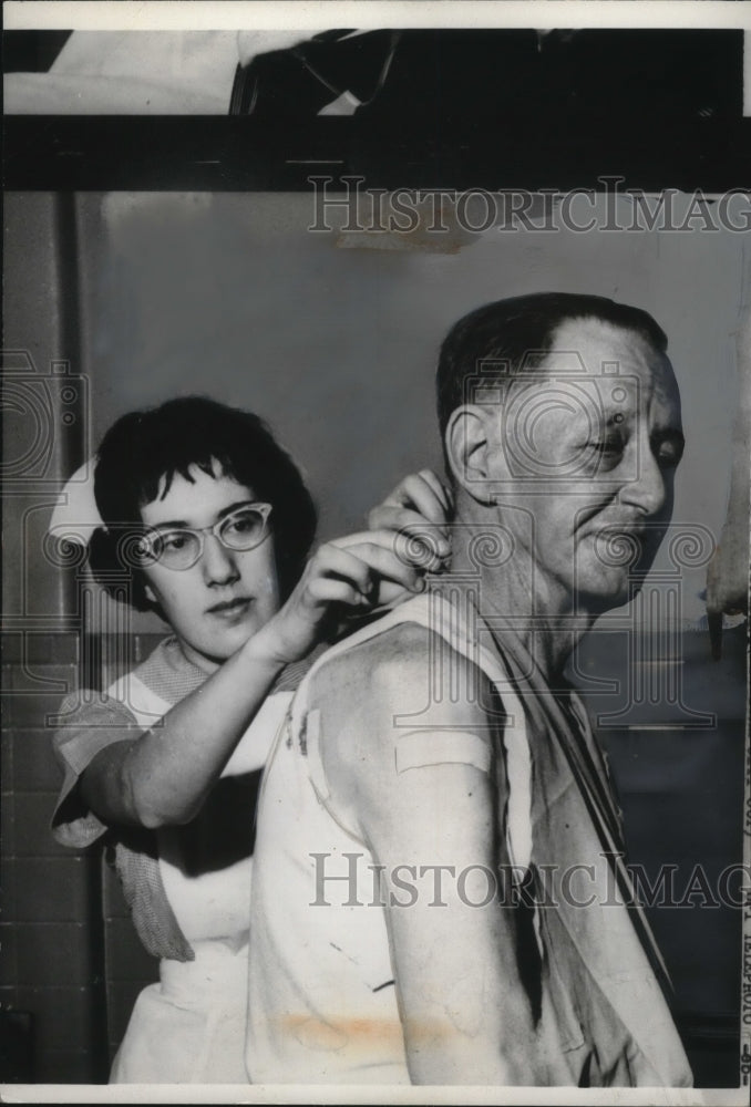 1960 Press Photo Knute Kyvic treated for sniper wound at Long Island Hospital