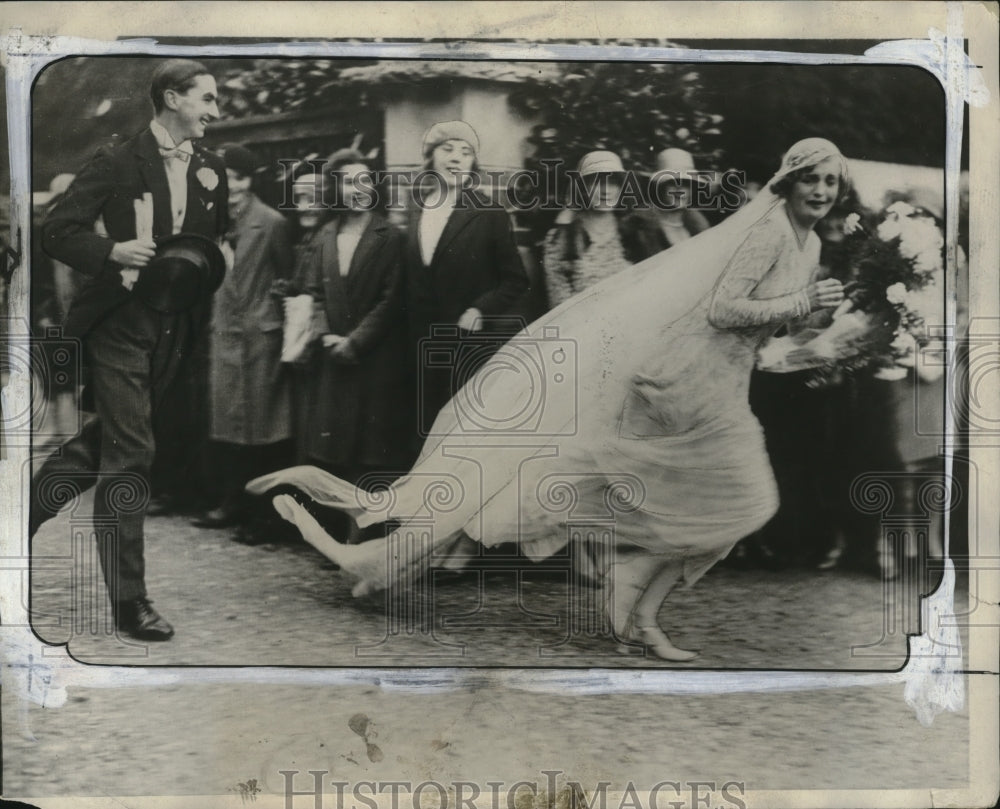 1929 Press Photo Elizabeth Nancy Blushing Bride & Groom W M Mount in Berke, Eng.