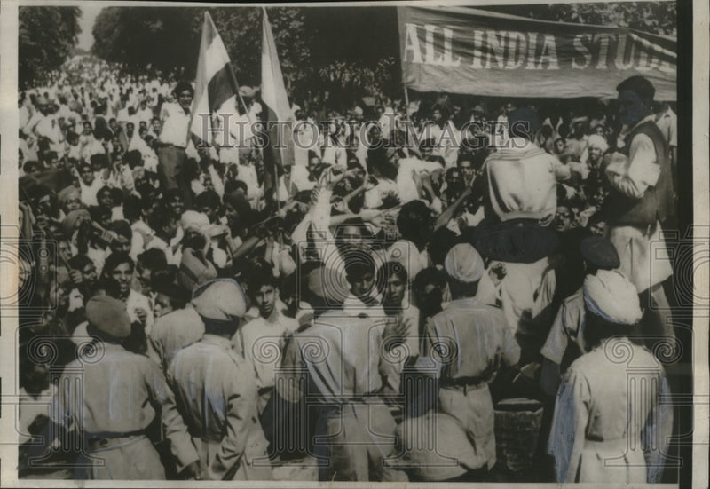 Load image into Gallery viewer, 1959 Press Photo 3,000 Indian Students Protest Outside Chinese Embassy
