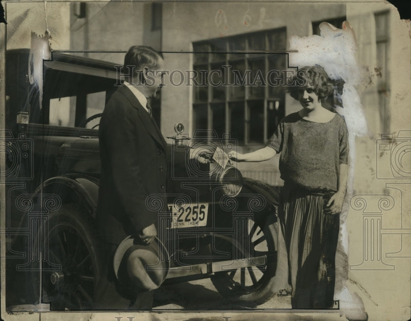 Load image into Gallery viewer, 1925 Press Photo CT Visitor to Las Angeles Receives Visitors' Courtesy Card
