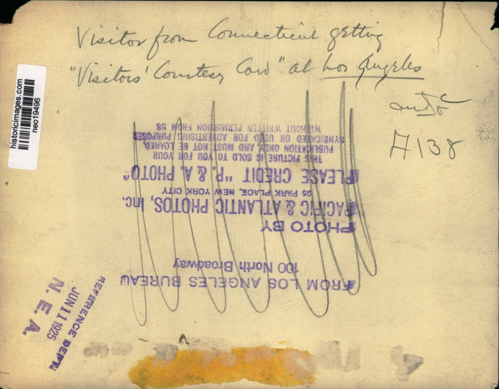 1925 Press Photo CT Visitor to Las Angeles Receives Visitors' Courtesy Card