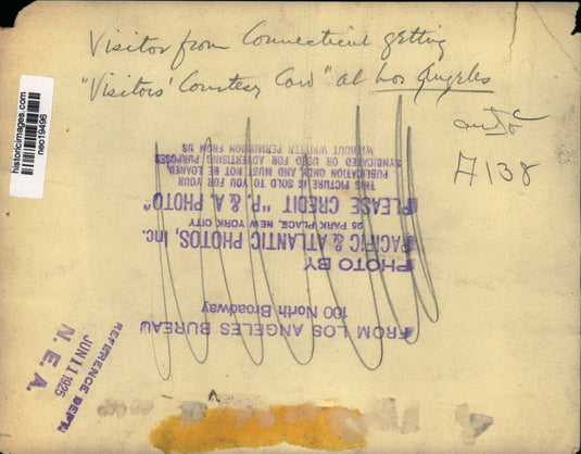 1925 Press Photo CT Visitor to Las Angeles Receives Visitors' Courtesy Card