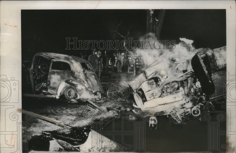 1950 Press Photo Ellerton, OH- Loaded Oil Truck Crashes Into Sedan, Burns House