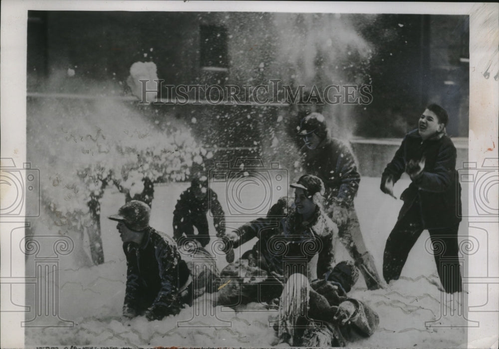 1955 Press Photo NY Joan of Arc Junior High School Kids Playing in Snow