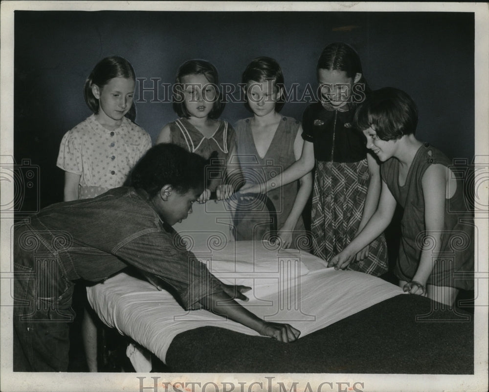 1943 Press Photo Making Dormitory Beds at Hirman Housecamp - neo19577