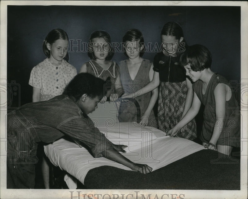 Load image into Gallery viewer, 1943 Press Photo Making Dormitory Beds at Hirman Housecamp - neo19577
