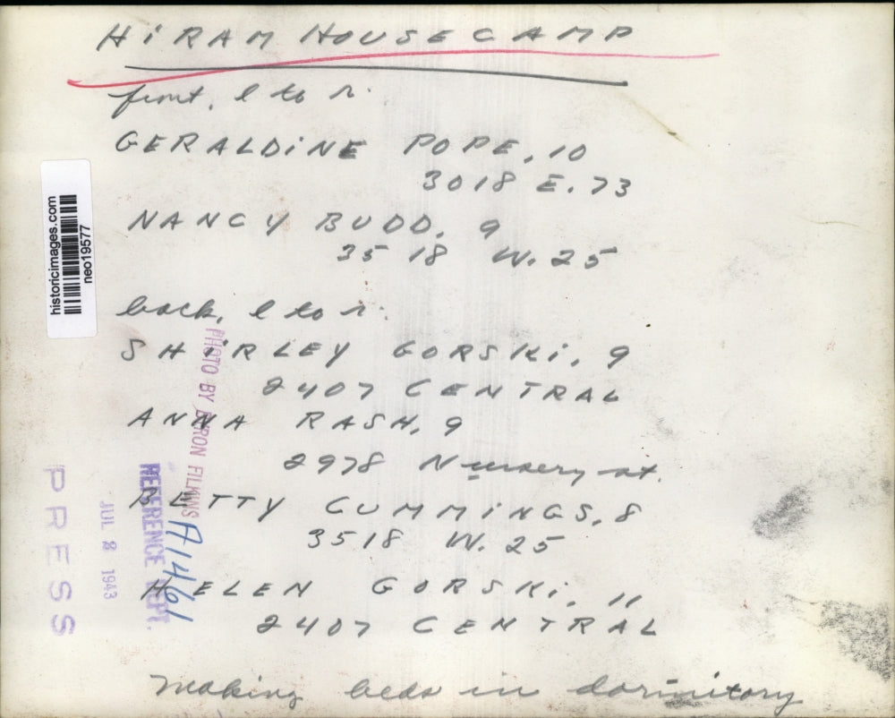 1943 Press Photo Making Dormitory Beds at Hirman Housecamp - neo19577