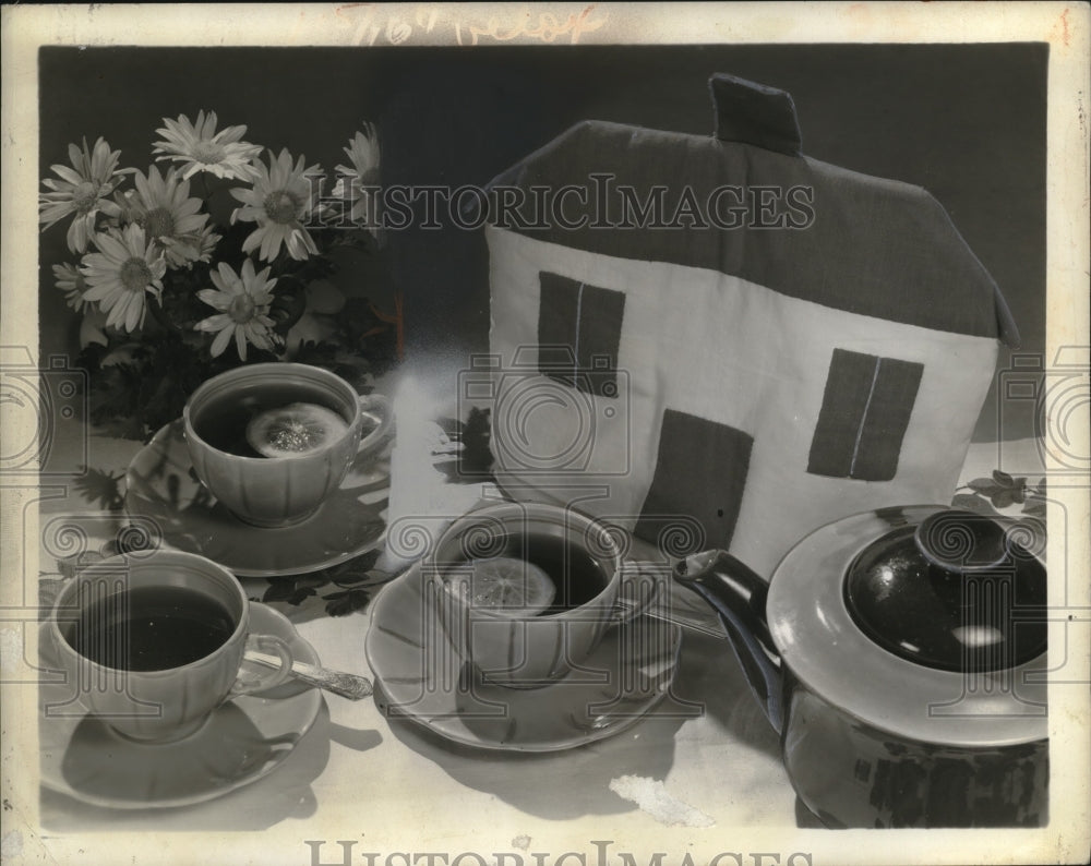 1946 Press Photo Tea Set on Table - neo19674