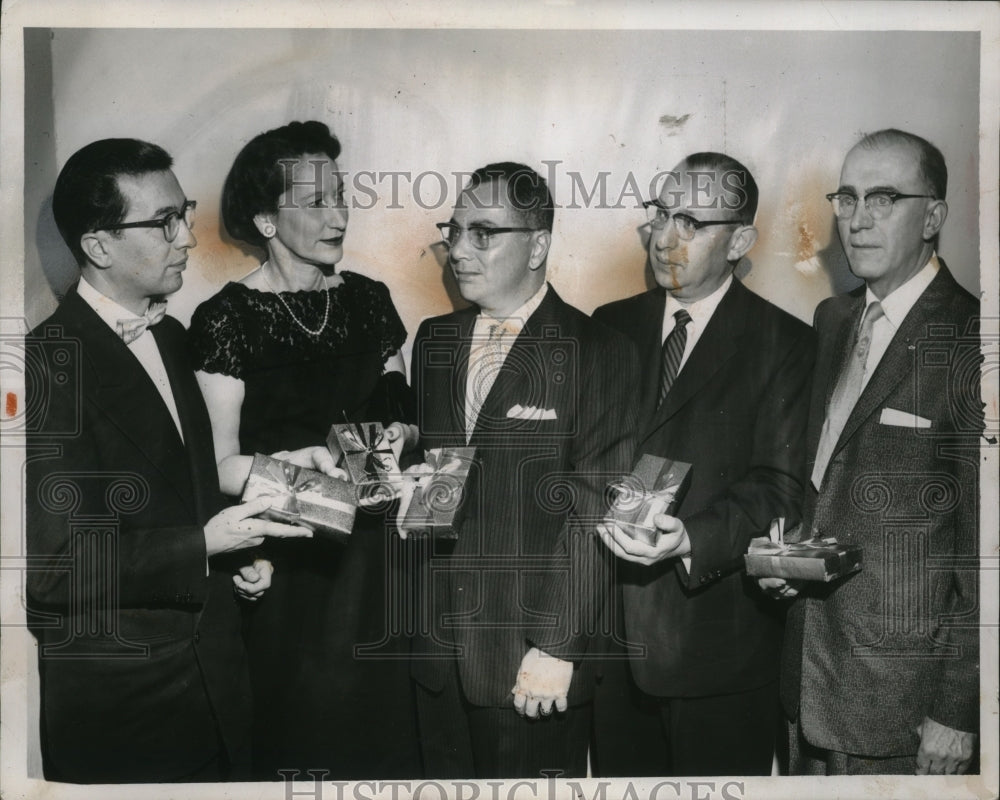 1957 Press Photo Gray Drug Co. Vets Celebrate 20 Years at Oakwood Country Club