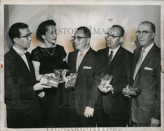 1957 Press Photo Gray Drug Co. Vets Celebrate 20 Years at Oakwood Country Club