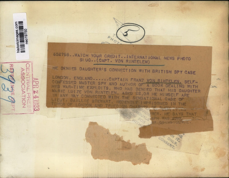 Load image into Gallery viewer, 1933 Press Photo Cap Franz Von Rintelen Denies Spying Allegations of His Family
