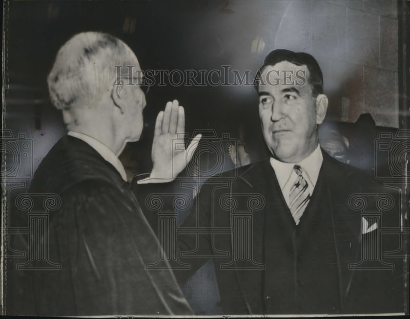 Load image into Gallery viewer, 1949 Press Photo Chester Bowles Sworn In as Governor of Connecticut - neo19769
