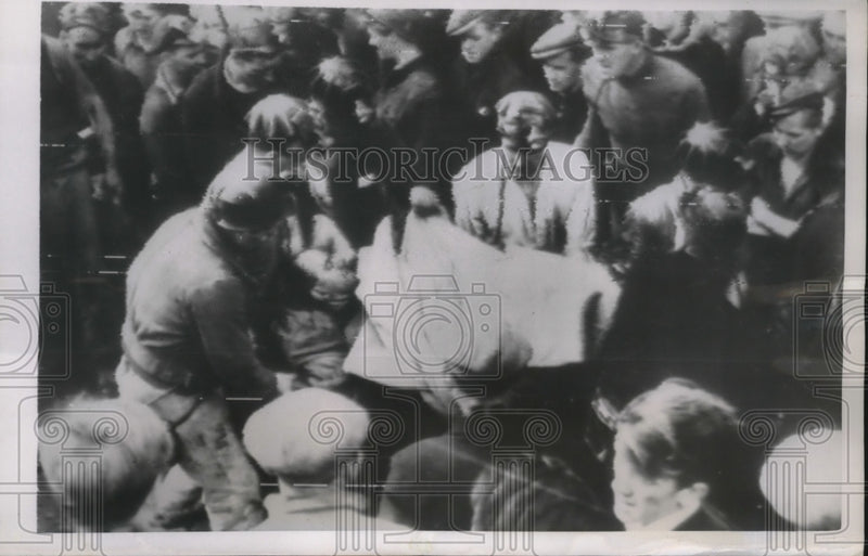 Load image into Gallery viewer, 1950 Press Photo Only 8/200 Men Escape Knock-Shinnoch Castle Mine Collapse
