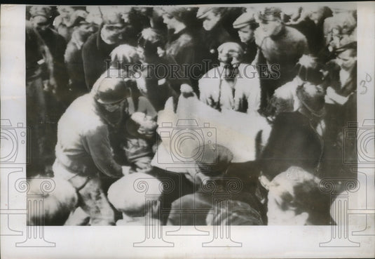 1950 Press Photo Rescue Workers Carry Away Miner Overcome by Gas in Scotland