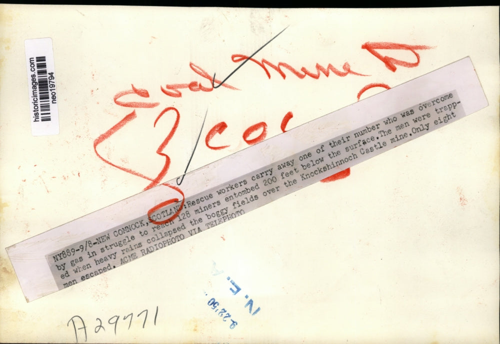 1950 Press Photo Rescue Workers Carry Away Miner Overcome by Gas in Scotland