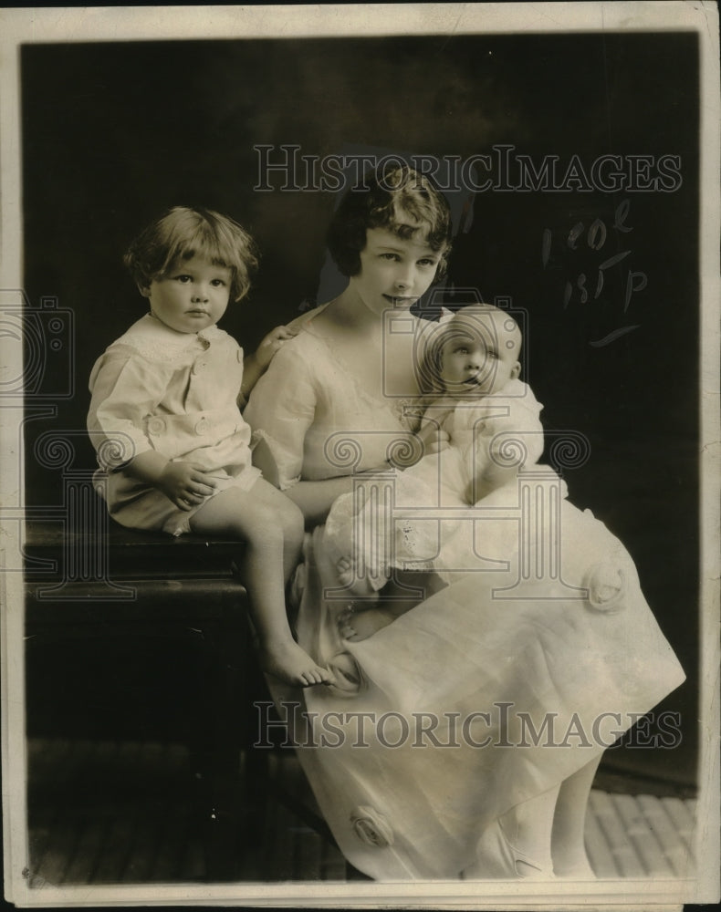 1923 Press Photo Laura M. Carter with sons George Gould & Vaughn Gould