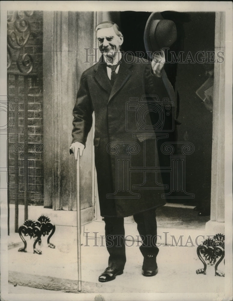 1939 Press Photo Prime Minster Neville Chamberlainoutside of No. 10 downing ST.