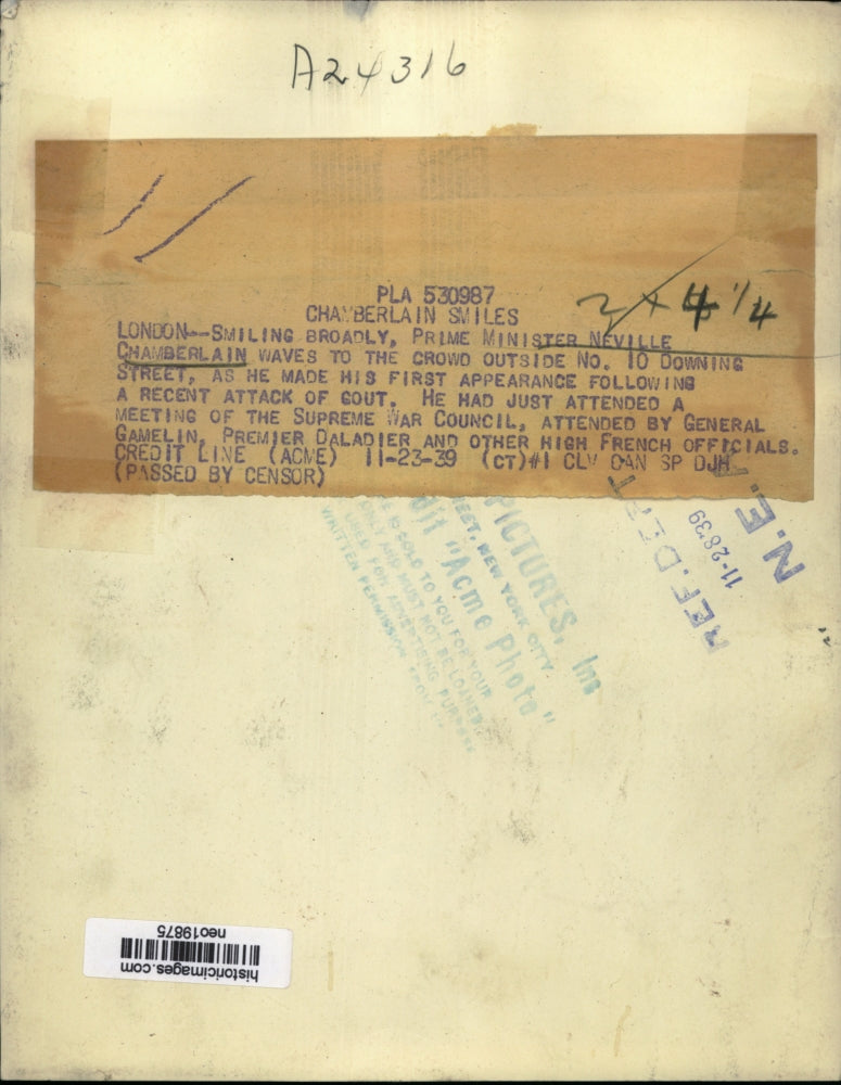 1939 Press Photo Prime Minster Neville Chamberlainoutside of No. 10 downing ST.