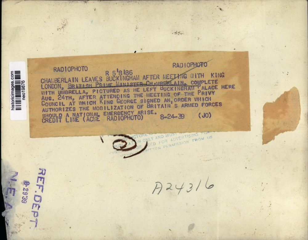 1939 Press Photo Chamberlain Leaves Buckingham After Meeting King George