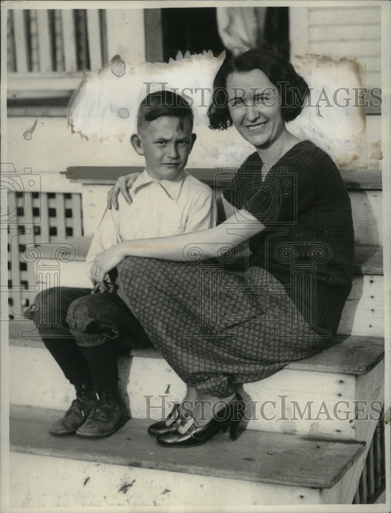 1932 Press Photo Mrs Carl Kaut & son James she says he weighed 3/4 lb at birth