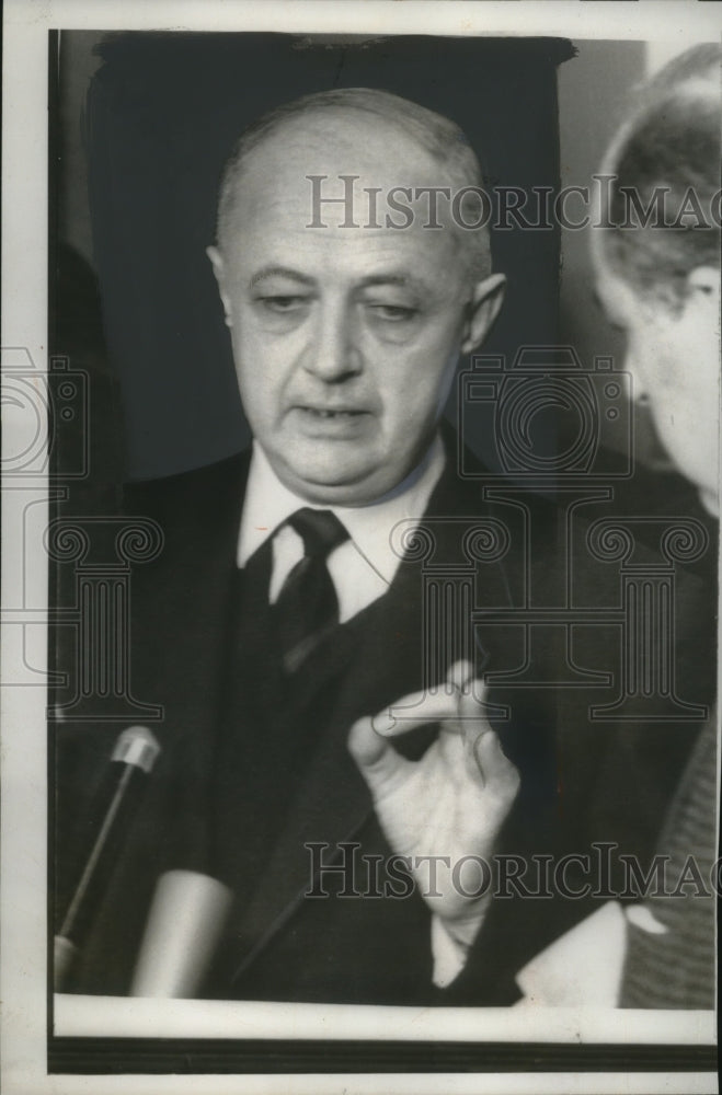 Load image into Gallery viewer, 1957 Press Photo Foreign Minister Christian Pineau talk to reporters in New York
