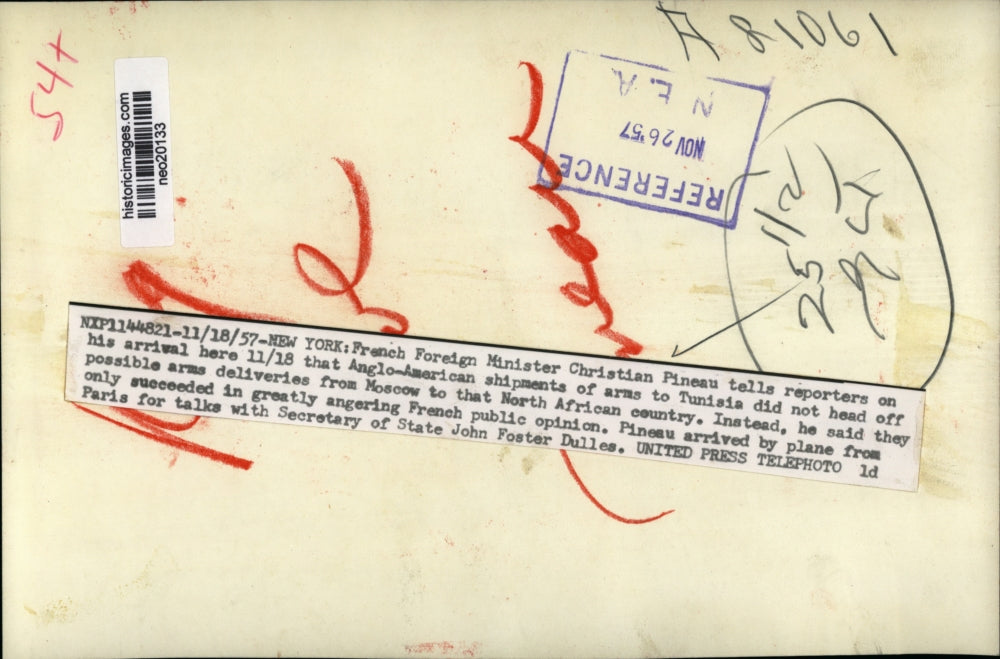 1957 Press Photo Foreign Minister Christian Pineau talk to reporters in New York