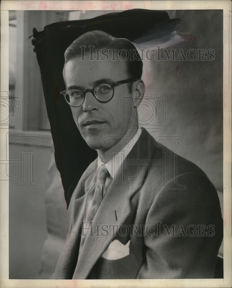 Load image into Gallery viewer, 1947 Press Photo Mr Mel Heimer in a business suit - neo20182
