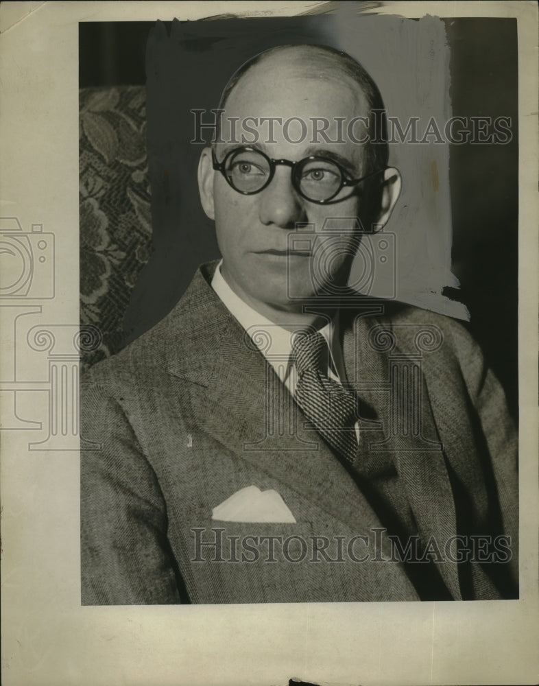 Load image into Gallery viewer, 1935 Press Photo James S Royan in a business suit for Union Trust - neo20215
