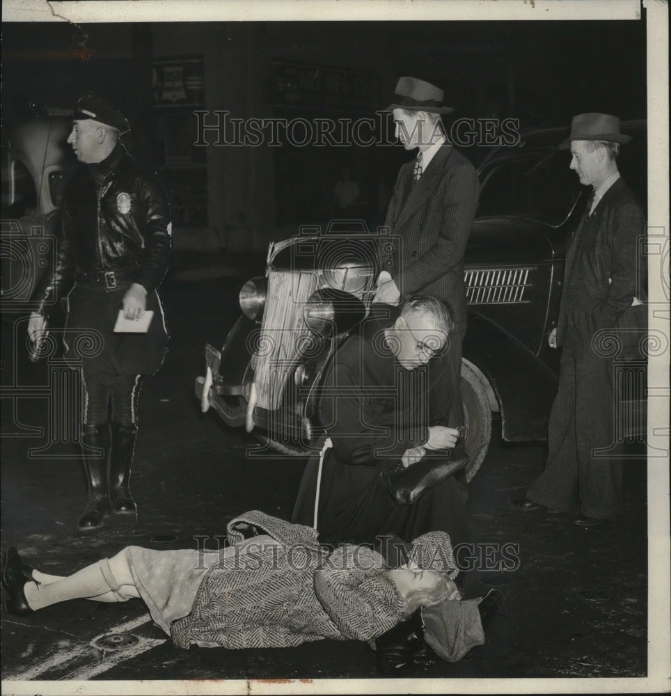 1943 Press Photo Mrs Lula Clements struvk bu auto inLos Angeles - neo20431