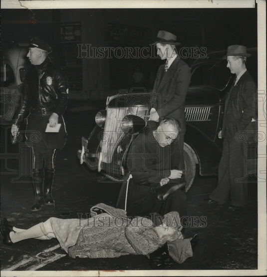 1943 Press Photo Mrs Lula Clements struvk bu auto inLos Angeles - neo20431